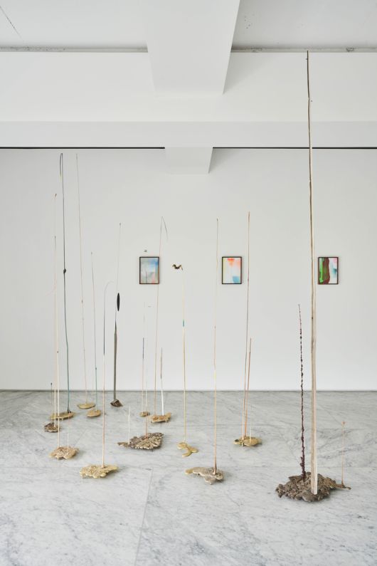 구현모 작가의 개인전이 열리고 있는 서울 삼청동 PKM갤러리 PKM+ 전시장 전경. 바닥에 설치된 스탠딩 조각은 ‘Forest Island’(2024)다. PKM갤러리