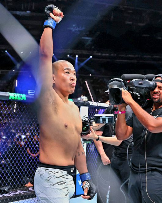 박준용이 2025년 6월 아제르바이잔 바쿠 크리스털 홀 UFC on ABC 8 제5경기 출전선수 소개를 받고 있다. 사진=TKO