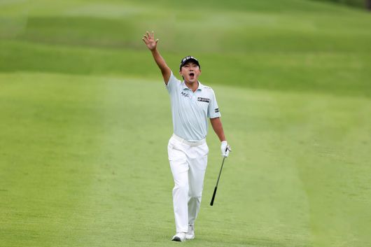 KPGA선수권대회 정상에 오르는 데 큰 힘을 보탠 3번홀 샷 이글에 성공한 뒤 오른손을 번쩍 들며 기뻐하고 있는 옥태훈. KPGA