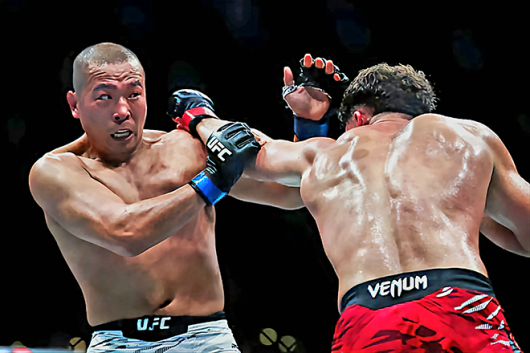 박준용이 2025년 6월 아제르바이잔 바쿠 크리스털 홀 UFC on ABC 8 제5경기 이스마일 나우르디예프 공격을 피하고 있다. 사진=Getty Images=연합뉴스 제공