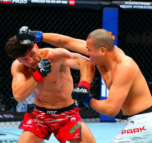 박준용이 2025년 6월 아제르바이잔 바쿠 크리스털 홀 UFC on ABC 8 제5경기 이스마일 나우르디예프에게 시도한 공격이 빗나가고 있다. 사진=TKO