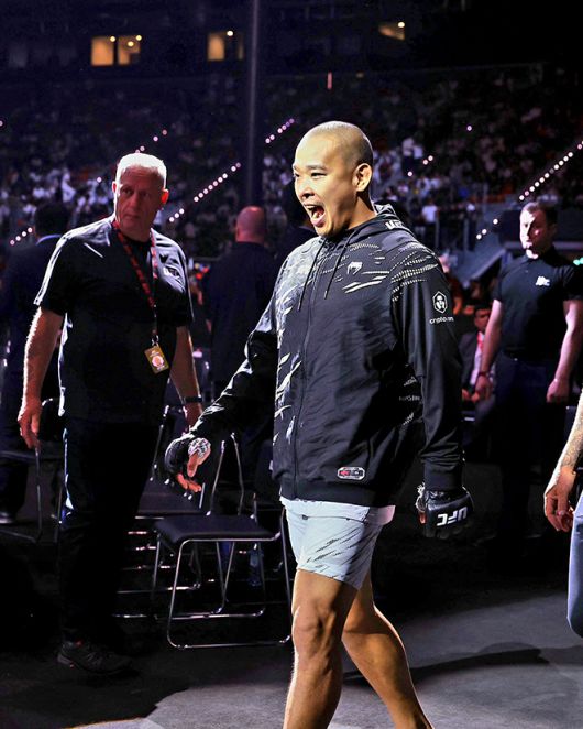 박준용이 2025년 6월 UFC on ABC 8 제5경기를 위해 아제르바이잔 바쿠 크리스털 홀에 입장하고 있다. 사진=TKO