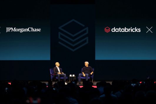 제이미 다이먼 JP모건체이스 회장 겸 CEO(오른쪽)가 알리 고드시 데이터브릭스 CEO와 '데이터브릭스'의 연례 행사 '데이터+AI 서밋'에서 대화를 나누고 있다.  데이터브릭스