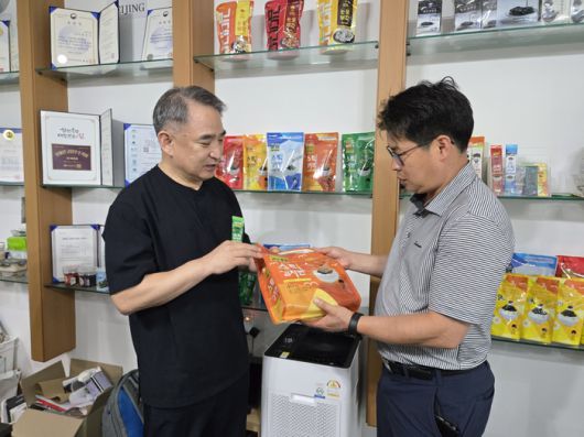 충남 서천에 위치한 (주)해담솔에서 민근식 대표이사(오른쪽)와 곽태영 삼성전자 ESG&스마트공장지원센터 위원이 스틱형 김자반 제품을 살펴보고 있다. [서천 = 박승주 기자]