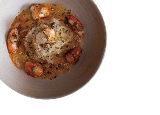 숯에 구운 새우를 올린 파스타