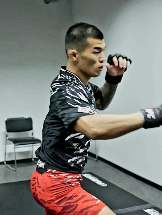 제41회 국제삼보연맹 세계선수권대회 컴뱃 부문 금메달리스트 고석현이 2025년 6월 아제르바이잔 바쿠 크리스털 홀 UFC on ABC 8 제6경기를 위해 몸을 풀고 있다. 사진=TKO