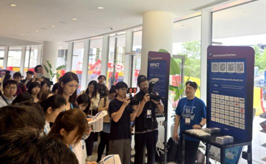 < 현장에서 참관객들이 임팩트재단 부스를 방문해 설명을 들으며, 현장 취재진도 관심을 보이고 있다 / 출처 : 임팩트재단 >