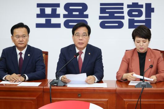 송언석 국민의힘 원내대표가 24일 서울 여의도 국회에서 열린 원내대책회의에서 발언하고 있다. [사진 출처 = 연합뉴스]