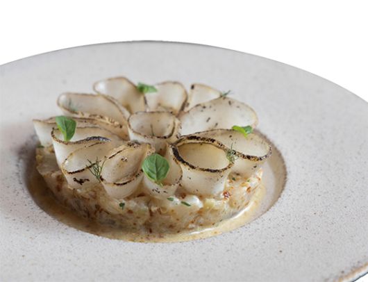 볏집에서 훈연향을 입힌 대광어 타르타르