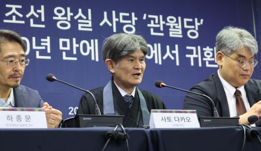 24일 서울 종로구 국립고궁박물관에서 열린 ‘조선 왕실 사당 관월당, 100년 만에 일본에서 귀환’ 언론공개회에서 ‘관월당’ 소장자인 사토 다카오 고덕원 주지(가운데)가 질의응답을 하고 있다. 2025.6.24 [이승환기자]