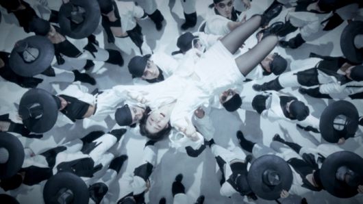 엠넷 ‘월드 오브 스트릿 우먼 파이터’의 메가크루 미션으로 한국팀 범접이 선보인 ‘몽경’의 한 장면. 저승사자와 한국 전통 춤을 소재로 대형 군무를 선보였다. 사진제공=CJ ENM