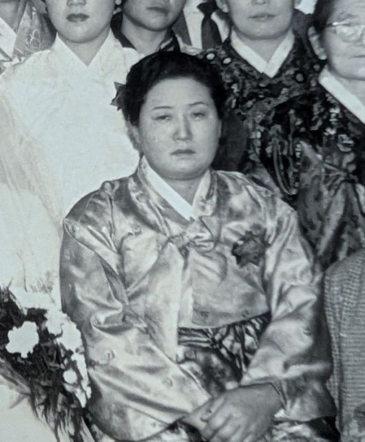 한복을 입은 모습의 고영희 [문예춘추]