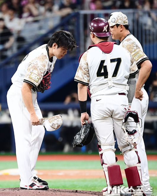 아쉽게 24일 고척 KIA전에서 승리를 챙기지 못한 김윤하. 사진(고척 서울)=김영구 기자