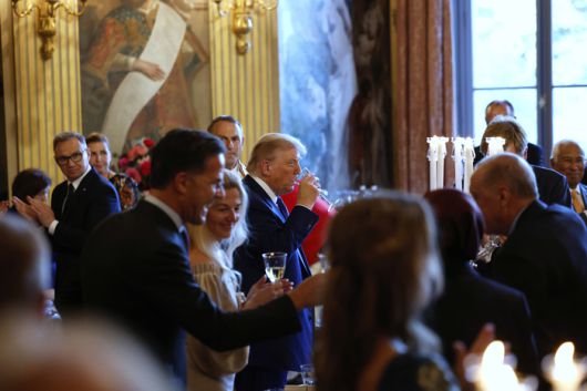 도널드 트럼프 미국 대통령이 이스라엘-이란 종전 도출 후 나토 정상회의 참석을 위해 24일(현지시간) 네덜란드에 도착한 뒤 각국 정상들과 만찬 자리에 참석하고 있다.