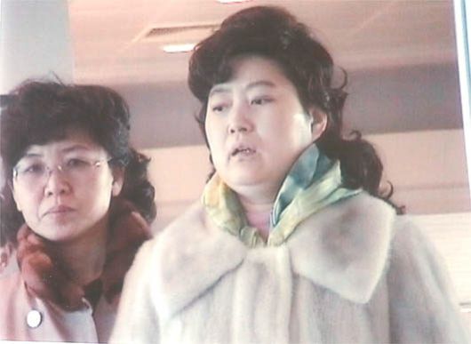 해외여행 중에 찍힌 고용희(오른쪽) 모습. [문예춘추]