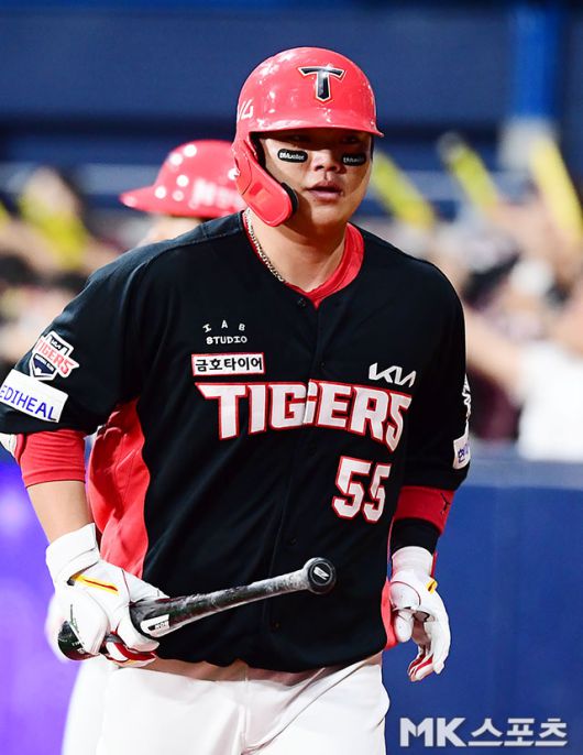 한준수가 24일 고척 키움전에서 홈런을 친 뒤 기뻐하고 있다. 사진(고척 서울)=김영구 기자