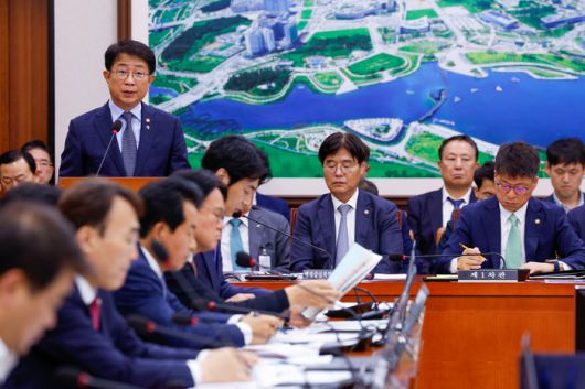 박상우 국토교통부 장관이 26일 서울 여의도 국회에서 열린 제426회국회(임시회) 국토교통위원회 제2차 전체회의에서 전세사기 유형 및 피해 규모 등에 관한 보고를 하고 있다. [사진 = 뉴스1]