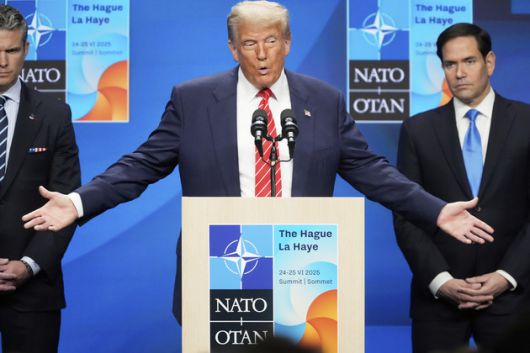 마르크 뤼터 북대서양조약기구(NATO) 사무총장이 트럼프 대통령을 ‘아빠’에 비유하면서 지나친 아첨이라는 비판이 이어지고 있다. [AP = 연합뉴스]