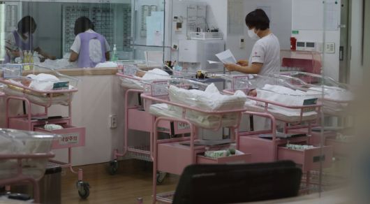 한 산후조리원에서 간호사들이 신생아를 돌보고 있다. [이충우 기자]