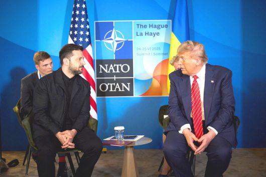 25일(현지시간) 네덜란드 헤이그에서 검은색 정장 차림으로 트럼프 대통령과 만나고 있는 볼로디미르 젤렌스키 우크라이나 대통령. <사진=AFP 연합뉴스>