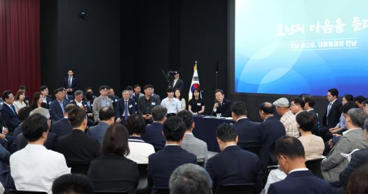 이재명 대통령이 25일 광주시 동구 국립아시아문화전당에서 열린 광주 군공항 이전 관련 간담회에서 참석자들의 질문에 답하고 있다.2025.6.25. [대통령실사진기자단  김호영기자]