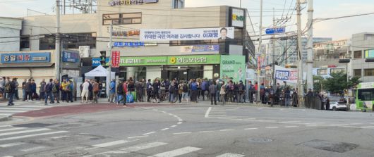 서울 남구로 새벽인력시장에 건설 근로자들이 일감을 기다리고 있다. [박재영 기자]