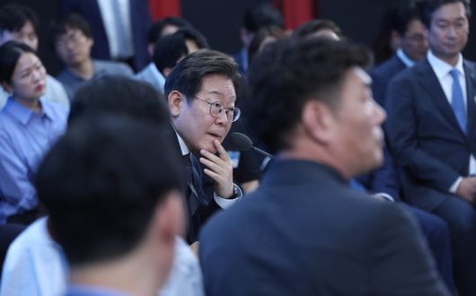 이재명 대통령이 25일 광주시 동구 국립아시아문화전당에서 열린 호남 지역발전을 위한 간담회에서 참석자들의 질문을 경청하고 있다. 2025.6.25. 대통령실사진기자단  김호영기자