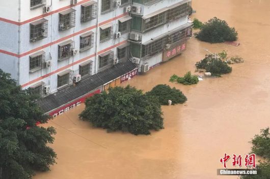 중국 남서부 구이저우성 룽장현(榕江县) 일대에 30년 만의 최대 규모 홍수가 발생했다. [사진 = 환구시보]