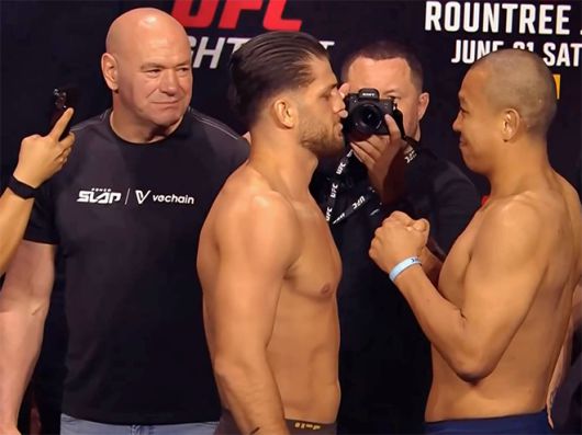 이스마일 나우르디예프와 박준용이 아제르바이잔 바쿠 크리스털 홀 UFC on ABC 8 공개 계체 행사에서 마주 보고 있다. 왼쪽은 데이나 화이트 최고경영자 겸 회장. 사진=TKO