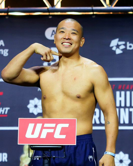 박준용이 아제르바이잔 바쿠 크리스털 홀 UFC on ABC 8 공개 계체 행사에서 촬영에 응하고 있다. 사진=TKO