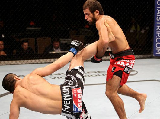 마이르베크 타이수모프가 2014년 1월 싱가포르 마리나베이샌즈 UFC 파이트 나이트 34 라이트급 경기에서 Korean Top Team의 방태현을 넘어뜨리고 있다. 사진=TKO