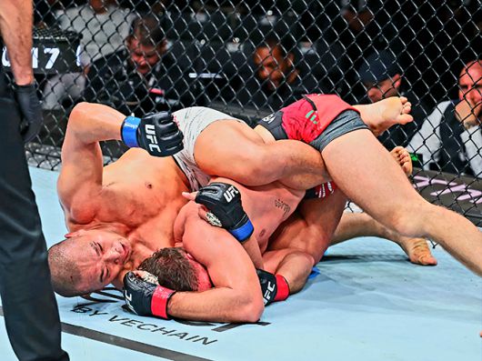 박준용이 2025년 6월 아제르바이잔 바쿠 크리스털 홀 UFC on ABC 8 제5경기 백 포지션을 점유하며 이스마일 나우르디예프를 주먹으로 때리고 있다. 사진=TKO