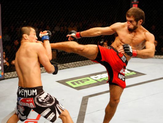 마이르베크 타이수모프가 2014년 1월 싱가포르 마리나베이샌즈 UFC 파이트 나이트 34 라이트급 경기에서 Korean Top Team의 방태현을 공격하고 있다. 사진=TKO