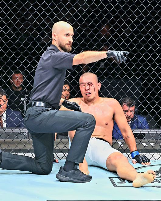 박준용이 2025년 6월 아제르바이잔 바쿠 크리스털 홀 UFC on ABC 8 제5경기 이스마일 나우르디예프의 반칙 무릎 차기를 맞은 눈 위 왼쪽이 찢어져 피를 흘리고 있다. 사진=TKO