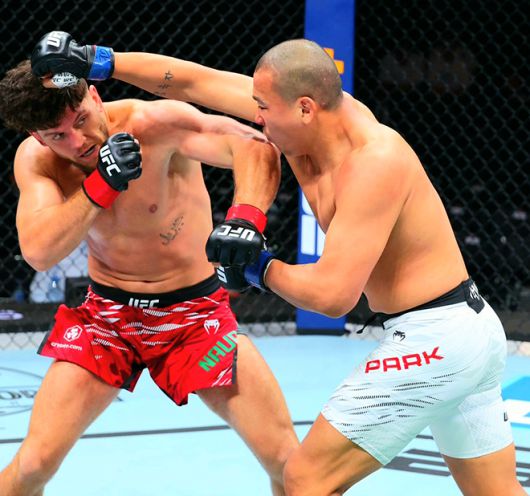 박준용이 2025년 6월 아제르바이잔 바쿠 크리스털 홀 UFC on ABC 8 제5경기 이스마일 나우르디예프를 공격하고 있다. 사진=TKO