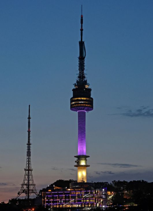 지난 2023년 서울 용산구 남산서울타워에 그룹 방탄소년단(BTS) 데뷔 10주년을 기념하는 보랏빛 조명이 켜져 있는 모습. 연합뉴스