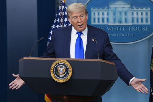 도널드 트럼프 미국 대통령이 27일(현지시간) 워싱턴DC 백악관에서 열린 기자회견에서 질문에 답하고 있다. [EPA 연합]