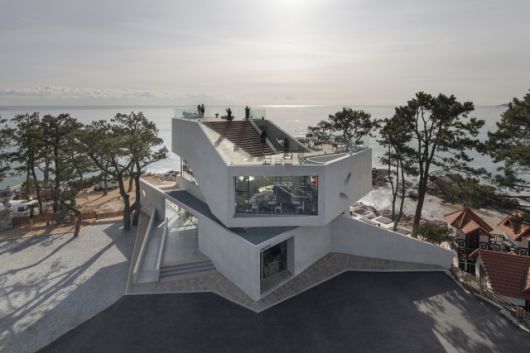 2016년 건립된 부산 기장군 ‘웨이브온 커피’ 카페 전경. 이뎀건축사사무소