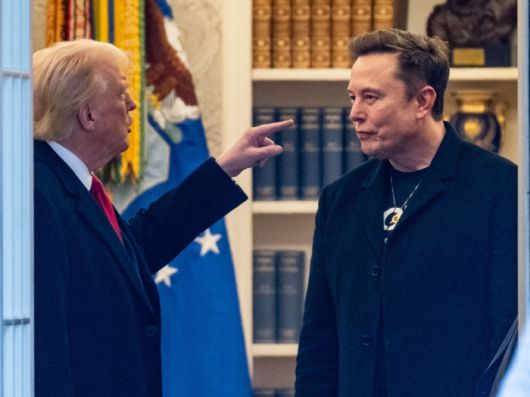 일론 머스크 테슬라 최고경영자(CEO·오른쪽)와 도널드 트럼프 미국 대통령이 지난 3월 백악관에서 대화하는 모습. [AFP = 연합뉴스]