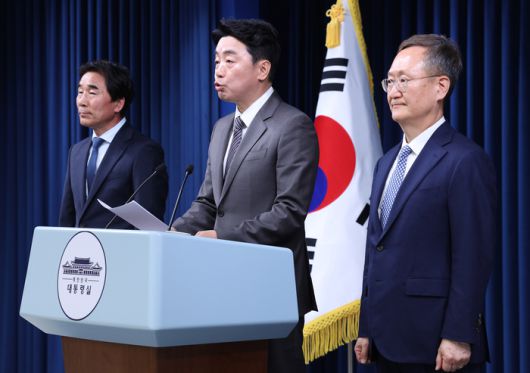 강훈식 대통령 비서실장이 29일 서울 용산구 대통령실 브리핑룸에서 인사 관련 브리핑을 하고 있다. [김호영 기자]