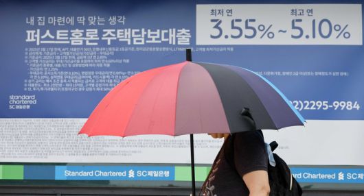 27일 서울의 한 시중은행 지점에 주댁담보대출 안내문이 붙어 있다. [김호영 기자]