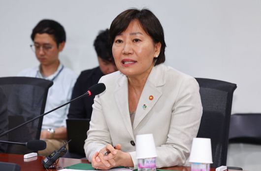 송미령 농림축산식품부 장관이 27일 서울 여의도 국회에서 열린 더불어민주당 농림축산식품해양수산위원회 위원들과의 당정간담회에서 발언하고 있다. [연합뉴스]