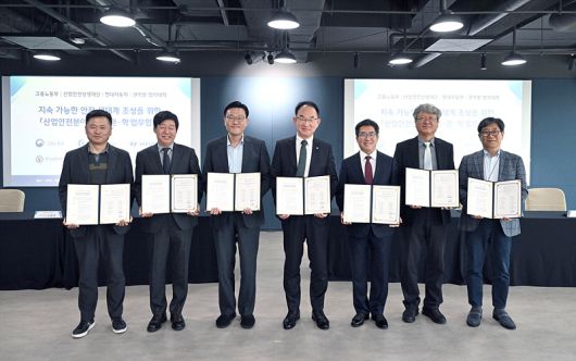 왼쪽부터 정상익 현대차 안전기획사업부장과 안경덕 산업안전상생재단 이사장, 김종윤 고용노동부 산업안전보건본부장, 한수환 동의대 총장, 김현중 유한대 총장, 곽윤식 한국교통대 부총장, 전병훈 원광대 부총장 등이 업무협약을 체결한 후 기념사진을 촬영하고 있다.