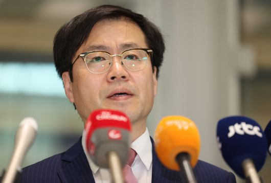 한미 고위급 통상 협상을 위해 워싱턴 DC를 방문한 여한구 산업통상자원부 통상교섭본부장이 29일 인천공항 제2터미널을 통해 귀국하며 취재진 질문에 답하고 있다. [사진 = 연합뉴스]