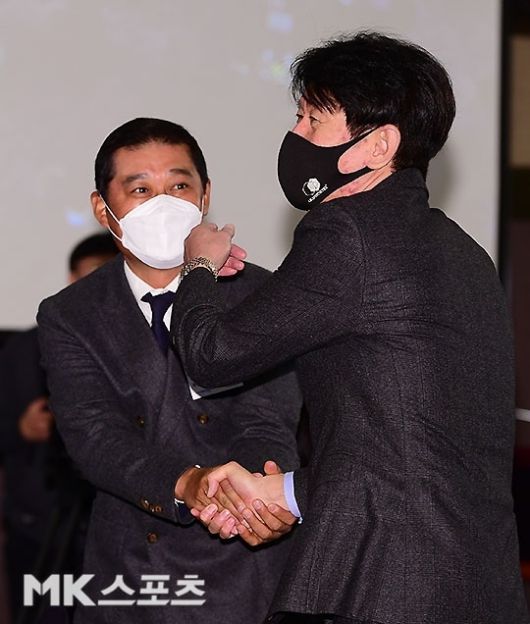 이종범 코치(왼쪽)와 이강철 KT 위즈 감독. 사진=김영구 기자