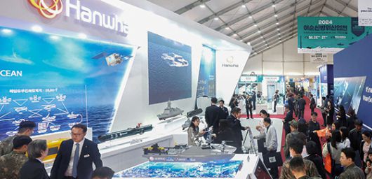 지난해 경남 해군사관학교에서 열린 ‘이순신 방위산업전(YIDEX)’에서 참석자들이 한화 부스를 둘러보고 있다. <사진 연합뉴스>