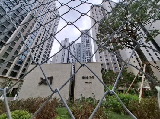 30일부터 입주를 시작하는 서울 서초구 잠원동 ‘메이플자이’ 아파트 등 신규 단지 계약자들에게 비상이 걸렸다. 정부가 소유권 이전 조건부 전세대출 금지 대상에 기존 분양단지도 포함했기 때문이다. 사진은 이날 서울 서초구 메이플자이 아파트 앞으로 철조망 모습. [이승환 기자]