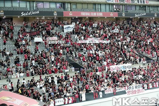 6월 29일 서울월드컵경기장. 서울 팬들이 비판 걸개를 들어 올리고 있다. 사진=이근승 기자