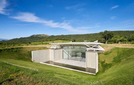 포도밭에 숨은 것처럼 지어진 렌조 피아노 파빌리온. [Château La Coste]