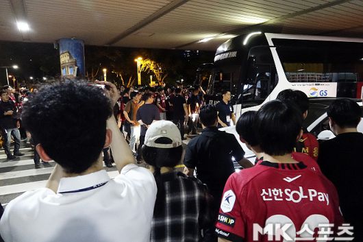 경기 후 서울 선수단 버스를 막고 있는 팬들. 사진=이근승 기자